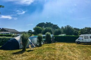 Emplacement de camping vue mer à Plomodiern - Camping de Pors Ar Vag